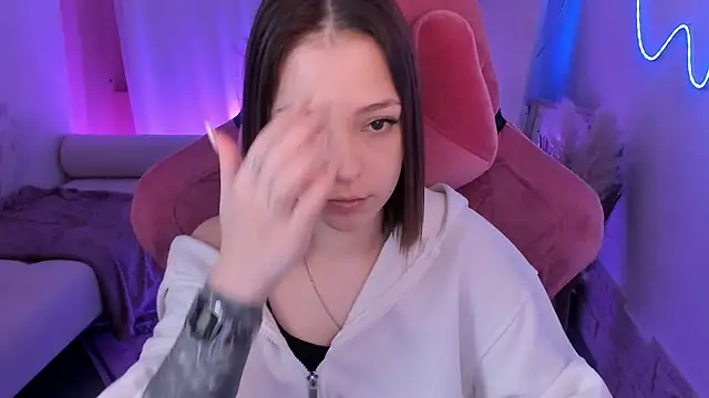 PamBeesly online show from December 21, 8:38 am