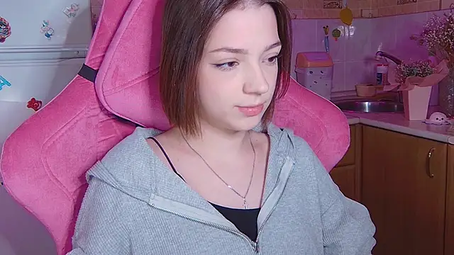 PamBeesly online show from April 12, 4:21 pm