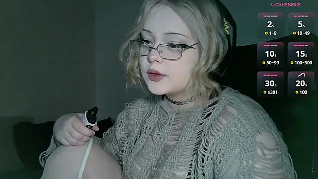 Snapshot of Electro_doll chatting on February 16, 11:05 am Electro doll online show from February 16, 11:05 am