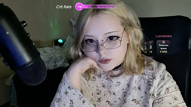 Snapshot of Electro_doll chatting on March 5, 11:28 am Electro doll online show from March 5, 11:28 am