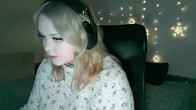 Snapshot of Electro_doll chatting on February 13, 11:06 am Electro doll online show from February 13, 11:06 am