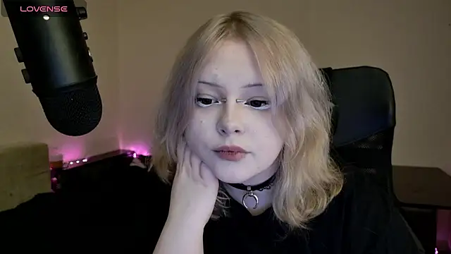 Snapshot of Electro_doll chatting on March 15, 8:10 pm Electro doll online show from March 15, 8:10 pm