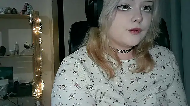 Snapshot of Electro_doll chatting on February 7, 1:53 pm Electro doll online show from February 7, 1:53 pm