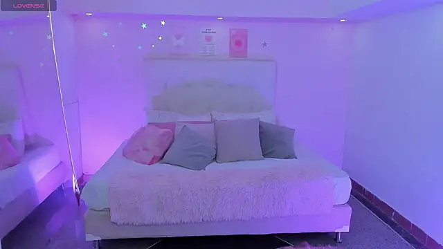 ScarlettDreamss7 online show from April 23, 12:00 pm