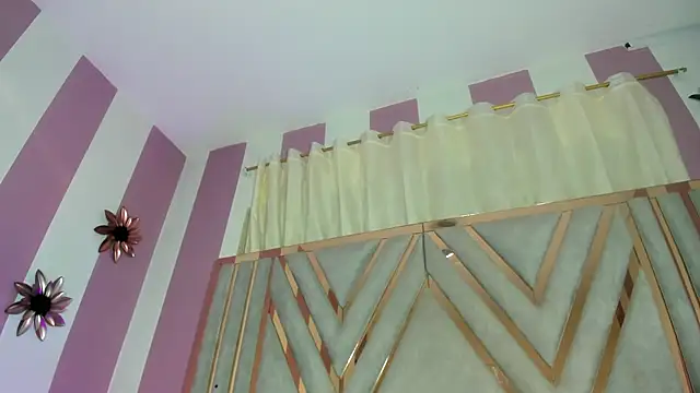 emili clark online show from November 29, 4:29 pm