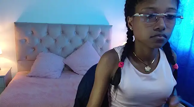 Snapshot of LITTLEDOLLHOT chatting on February 7, 6:13 pm LITTLEDOLLHOT online show from February 7, 6:13 pm