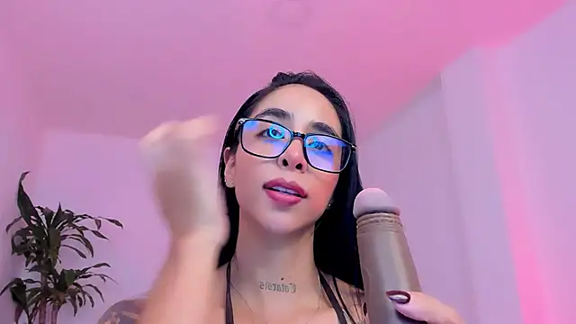Snapshot of sophierooy22 chatting on June 14, 3:19 am sophierooy22 online show from June 14, 3:19 am