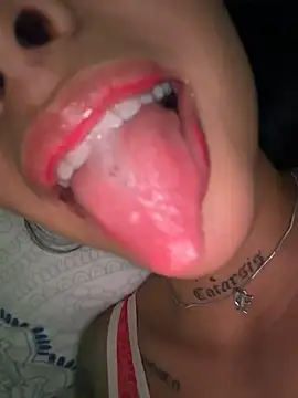 Snapshot of sophierooy22 chatting on June 25, 10:04 pm sophierooy22 online show from June 25, 10:04 pm