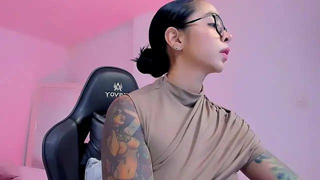 sophierooy22 online show from May 3, 1:11 am