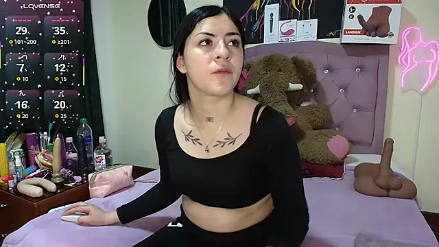 Snapshot of Emmie_Hot chatting on June 15, 11:54 am Emmie Hot online show from June 15, 11:54 am