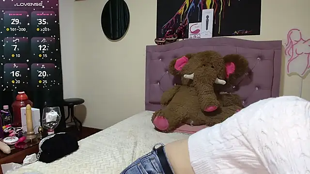 Emmie Hot online show from December 17, 12:10 pm