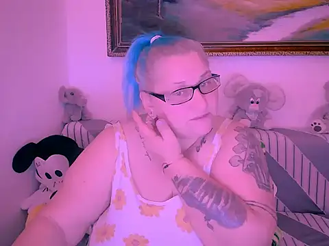 Marryllunax online show from November 8, 8:45 pm