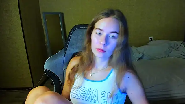 Snapshot of EmilyPaw chatting on July 18, 6:27 pm EmilyPaw online show from July 18, 6:27 pm