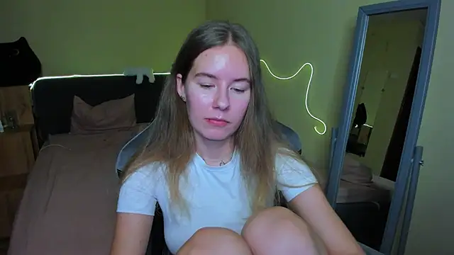 EmilyPaw online show from November 19, 6:08 pm