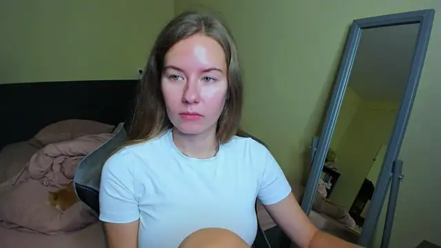 EmilyPaw online show from October 18, 11:01 am