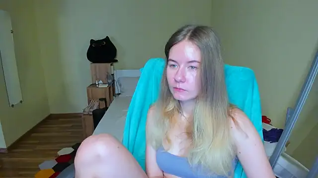 EmilyPaw online show from March 5, 7:05 am