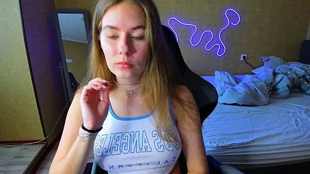 EmilyPaw online show from May 17, 10:04 am