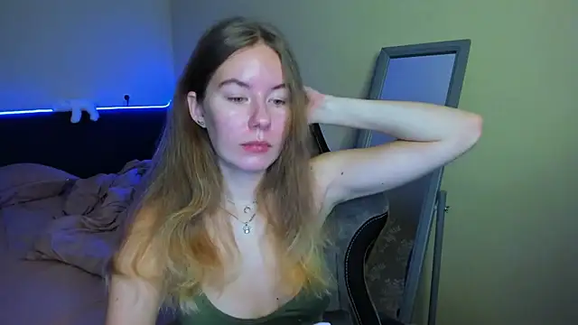 EmilyPaw online show from November 18, 8:06 am