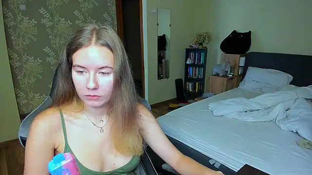 EmilyPaw online show from October 4, 9:00 am