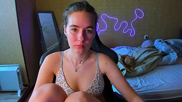 EmilyPaw online show from May 6, 10:08 am