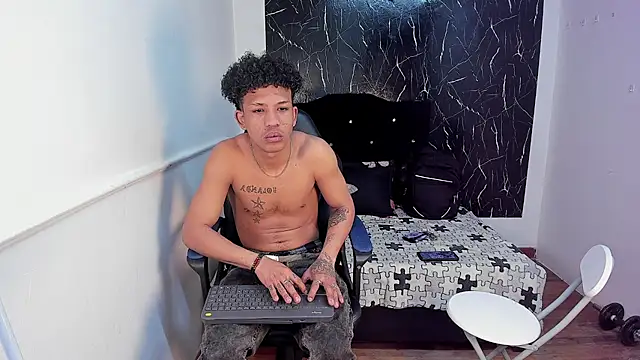 Snapshot of carlos_alber12 chatting on October 18, 12:18 pm carlos alber12 online show from October 18, 12:18 pm