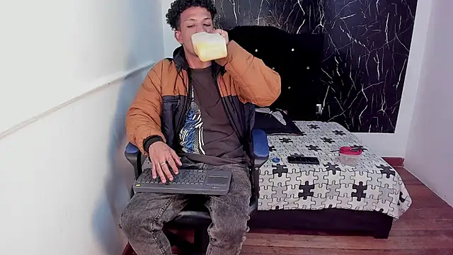 Snapshot of carlos_alber12 chatting on October 11, 12:39 pm carlos alber12 online show from October 11, 12:39 pm