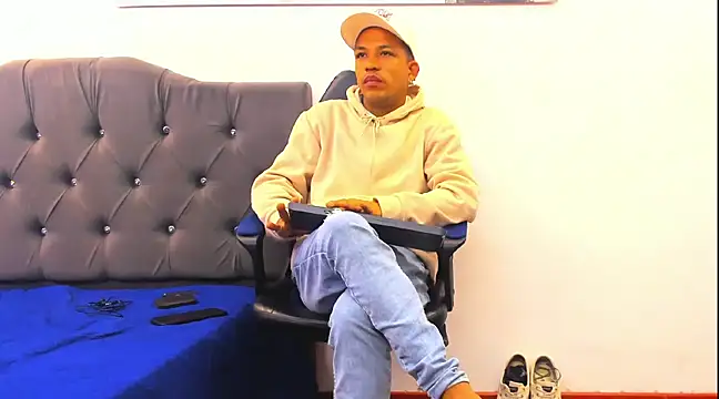 Snapshot of carlos_alber12 chatting on March 16, 11:49 am carlos alber12 online show from March 16, 11:49 am