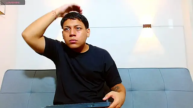 Tylerdrdn online show from November 23, 2:27 pm