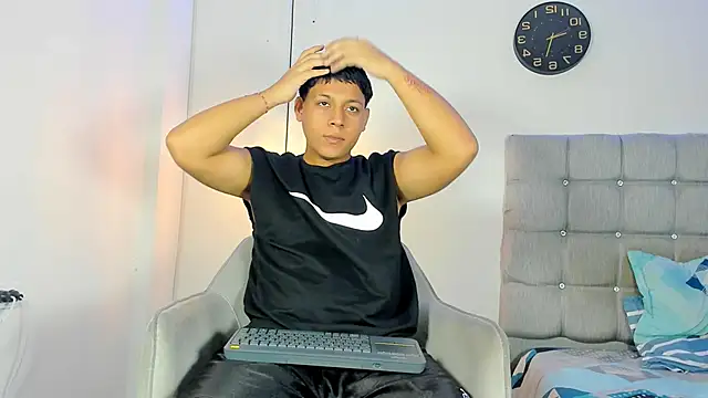 Tylerdrdn online show from November 15, 5:44 am