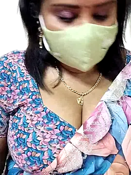 Snapshot of Queenflowerr chatting on October 27, 7:20 am Queenflowerr online show from October 27, 7:20 am