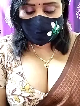 Snapshot of Queenflowerr chatting on October 28, 5:45 pm Queenflowerr online show from October 28, 5:45 pm