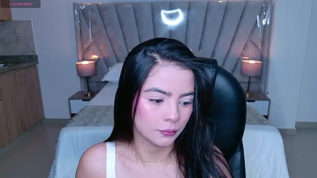 Snapshot of Layla_Breezee chatting on June 16, 11:54 am Layla Breezee online show from June 16, 11:54 am