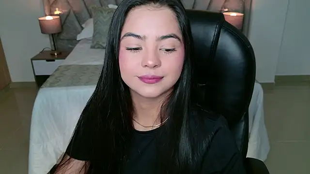 Snapshot of Layla_Breezee chatting on June 20, 11:15 am Layla Breezee online show from June 20, 11:15 am