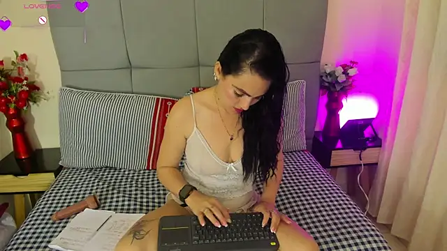 Snapshot of scarlet_hit chatting on November 15, 4:27 am scarlet hit online show from November 15, 4:27 am