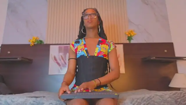 nahomy james25 online show from October 8, 11:49 pm