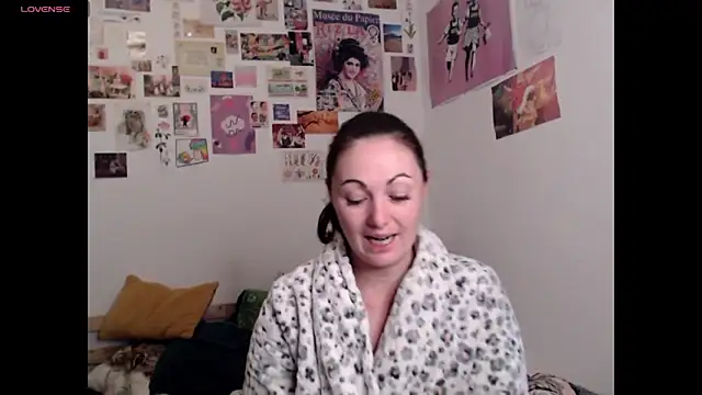 AdorahB3ll3 online show from December 2, 8:10 pm