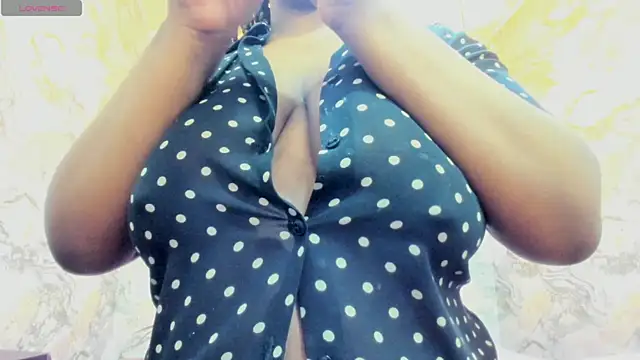 nefertiti ebony online show from December 2, 7:10 am