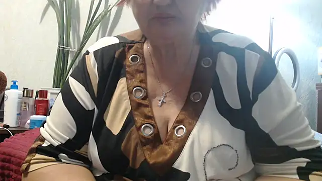 DeniseeRosea online show from October 15, 7:00 pm