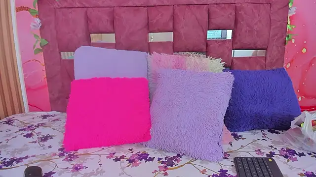 scarlett  evans  online show from March 28, 6:20 pm