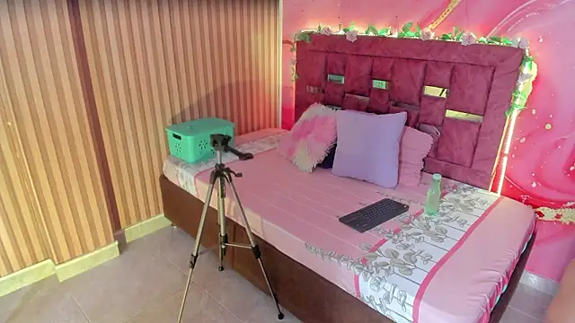 scarlett  evans  online show from March 24, 6:41 pm