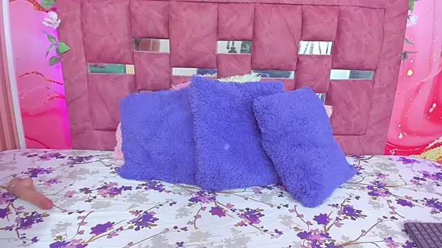 scarlett  evans  online show from December 15, 6:14 pm