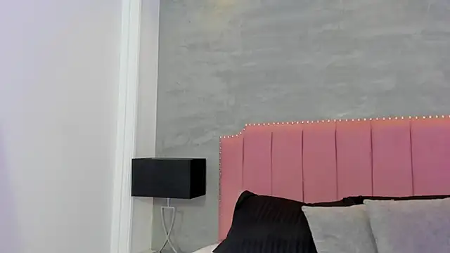 Alaia Colins online show from October 4, 4:14 am