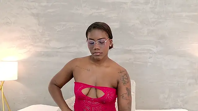 Snapshot of Alaia_Colins chatting on July 9, 4:24 am Alaia Colins online show from July 9, 4:24 am
