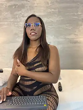 Snapshot of Alaia_Colins chatting on June 24, 2:10 am Alaia Colins online show from June 24, 2:10 am