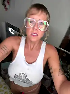 Snapshot of I_am_babydoll chatting on December 1, 5:30 am I am babydoll online show from December 1, 5:30 am