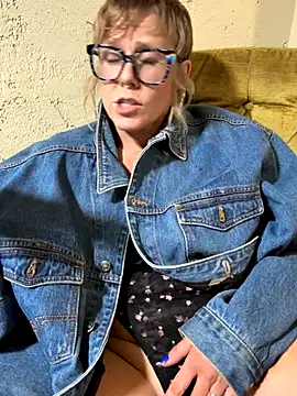 Snapshot of I_am_babydoll chatting on November 19, 3:50 am I am babydoll online show from November 19, 3:50 am