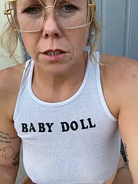 Snapshot of I_am_babydoll chatting on November 13, 11:19 pm I am babydoll online show from November 13, 11:19 pm