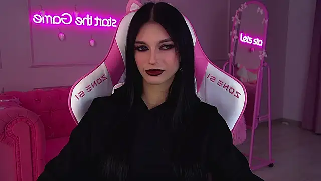 Snapshot of BeverlyMost chatting on December 5, 6:56 am BeverlyMost online show from December 5, 6:56 am