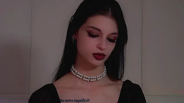 Snapshot of BeverlyMost chatting on November 8, 7:45 am BeverlyMost online show from November 8, 7:45 am