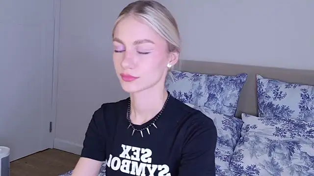 Snapshot of GabriellaOlsen chatting on December 17, 1:38 pm GabriellaOlsen online show from December 17, 1:38 pm